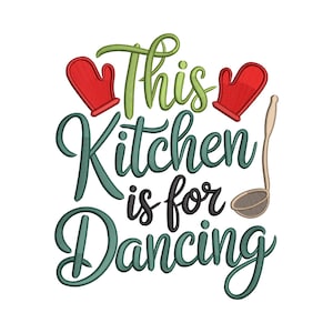 Puede incluir: Una taza de cerámica blanca con asa negra y el texto "But First, Coffee" en negrita negra. La taza se encuentra sobre un fondo borroso, sugiriendo un ambiente acogedor.