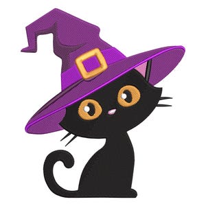 以下が含まれることがあります： 金色のバックルが付いた紫色の魔女の帽子をかぶった黒猫の漫画イラスト。猫は大きな黄色の目とひげを持っています。ハロウィーンをテーマにした製品に最適です。