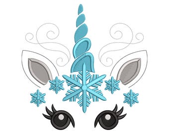 Op de afbeelding: Geborduurd ontwerp van een eenhoorngezicht met een lichtblauwe hoorn, sneeuwvlokken en wimpers. De oren zijn grijs en de ogen zwart. Het ontwerp staat op een witte achtergrond.