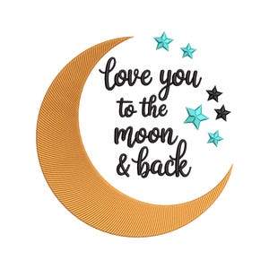 Peut inclure: Un motif brodé représentant un croissant de lune doré et un groupe d'étoiles turquoise et noires. L'expression "love you to the moon & back" est écrite en script noir, créant un thème céleste.