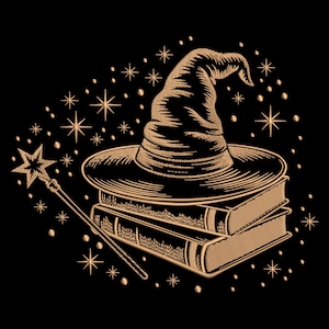 Może przedstawiać: Złota ilustracja na czarnym tle. Obraz przedstawia kapelusz czarodzieja na dwóch książkach, różdżkę zakończoną gwiazdą i rozproszone gwiazdy. Projekt ma szczegółowy, haftowany wygląd, sugerujący magiczny motyw.