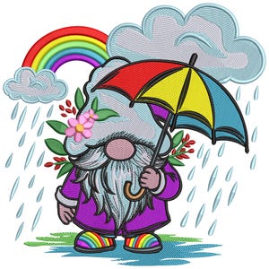 Puede incluir: Diseño bordado que presenta un gnomo de jardín sosteniendo un paraguas colorido bajo la lluvia. El gnomo lleva un abrigo morado y zapatos arcoíris, con un arcoíris y flores en el fondo. El diseño está sobre un fondo blanco.