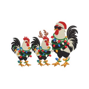 Puede incluir: Tres gallos bordados decorados para Navidad. Los gallos llevan luces navideñas, y uno lleva un gorro de Papá Noel y gafas de sol. El otro tiene cuernos de reno.