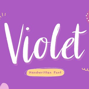 以下が含まれることがあります： 紫色の背景に、大きな白い手書き文字で「Violet」と書かれています。単語の下には「Handwritten Font」と書かれた黄色のバナーがあります。装飾要素には、太陽の光、点線で囲まれた円、波線が含まれています。