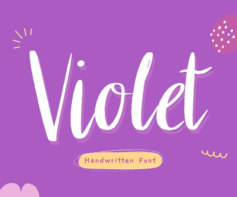 以下が含まれることがあります： 紫色の背景に、大きな白い手書き文字で「Violet」と書かれています。単語の下には「Handwritten Font」と書かれた黄色のバナーがあります。装飾要素には、太陽の光、点線で囲まれた円、波線が含まれています。