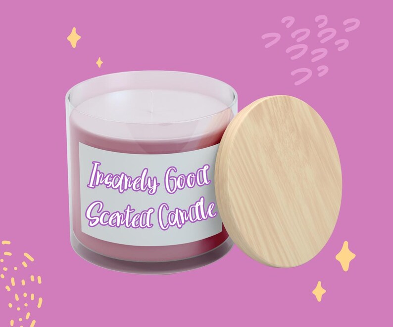 以下が含まれることがあります： 木製の蓋が付いた透明なガラス瓶に入ったピンク色の香り付きキャンドル。「Incredibly Good Scented Candle」と筆記体で書かれたラベル。キャンドルは、装飾要素のある紫色の背景にあります。