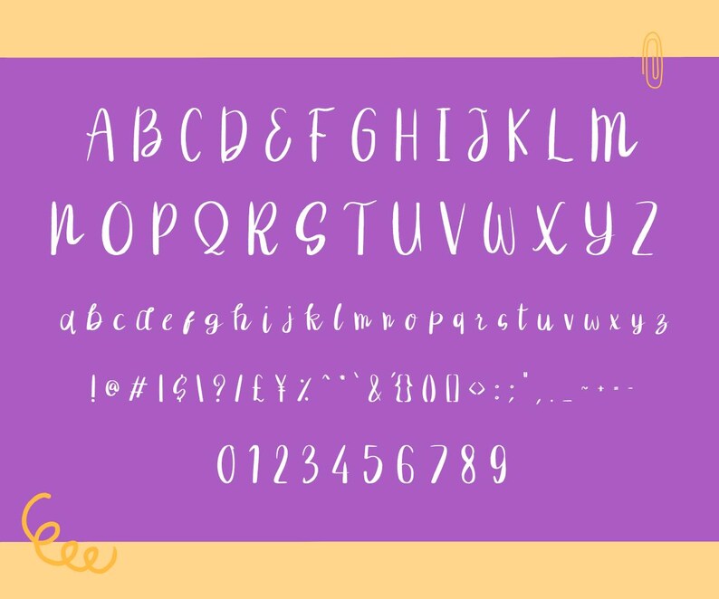 以下が含まれることがあります： 紫色の背景に、完全な白い手書きフォントセット。アルファベットは大文字と小文字で表示され、数字と記号も含まれています。黄とオレンジのデザインが左下にあり、ペーパークリップが右上にあります。