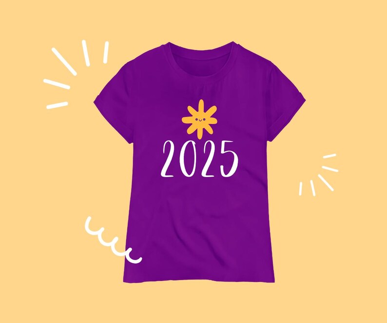 以下が含まれることがあります： 紫色のTシャツ。黄色い太陽のグラフィックと白い文字「2025」が特徴です。明るいオレンジ色の背景に白い装飾線が描かれています。