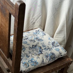 Può includere: Un set di tre tazze in ceramica con finitura opaca e macchiettata. Le tazze sono nei toni del crema, grigio chiaro e grigio scuro. Ogni tazza ha un design semplice e minimalista, perfetto per caffè o tè.