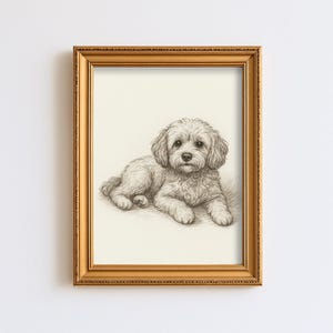Peut inclure: Dessin au crayon encadré d'un petit chien moelleux couché. Le chien a des poils bouclés et une expression douce. Le cadre est doré et rectangulaire, avec une bordure détaillée. L'œuvre est posée sur un fond crème.