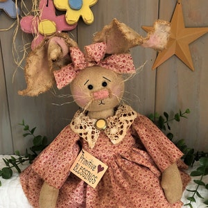 Poupée primitive Raggedy Bunny Rabbit PDF e - MOTIF #130 Art folklorique country couture artisanat Projet de décoration d'intérieur bricolage avec étiquettes imprimables