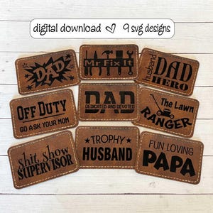 Könnte beinhalten: Neun braune Leder-Patches mit schwarzem Text. Die Patches zeigen verschiedene Sätze und Designs, darunter "Dad", "Mr Fix It", "Husband", "Off Duty", "The Lawn Ranger", "Trophy Husband", "Fun Loving Papa", "Shit Show Supervisor" und "Dad Dedicated and Devoted".
