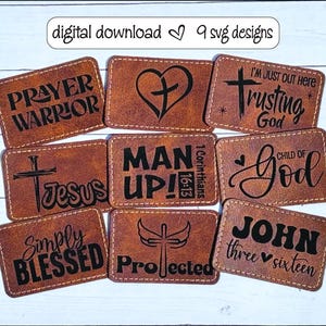 Peut inclure: Neuf patchs en cuir brun avec différents motifs et textes sur le thème chrétien, notamment "Prayer Warrior", "Man Up!", "Child of God", "Simply Blessed" et "John Three Sixteen".