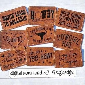 Könnte beinhalten: Neun braune Leder-Patches mit schwarzem Text und Designs. Die Patches beinhalten Sätze wie "Hootin' Leads to Hollerin", "Howdy", "Been Doing Cowgirl Shit All Day", "Country", "This Actually Is My First Rodeo", "Cowgirl Hat", "Can I Get a Yee-Haw!", "This Princess Wears Boots", und "Long Live Cowgirls".