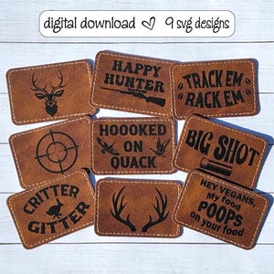 Op de afbeelding: Negen digitale SVG-ontwerpen voor lederen patches met verschillende jacht- en outdoor-thema's. De ontwerpen omvatten een hertenkop, een doelwit, een eend, een geweer, geweien en tekst die "Happy Hunter", "Track Em Rack Em", "Hoooked On Quack", "Big Shot" en "Hey Vegans, My Food Poops On Your Food" zegt.