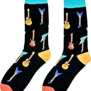 Puede incluir: Un par de calcetines negros con un estampado de guitarra colorido. Los calcetines tienen un puño turquesa y una punta naranja.