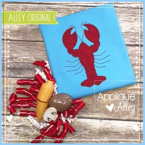 Op de afbeelding: Rode geborduurde kreeft-applicatie op een lichtblauwe stof. De tekst "Applique Alley" is zichtbaar in de rechterbenedenhoek van de afbeelding.