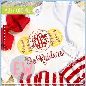 Peut inclure: Chemise à manches longues blanche avec des motifs de softball brodés en rouge et jaune, un monogramme rouge et le texte "Go Raiders".