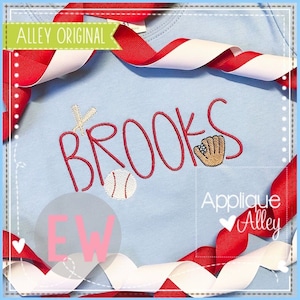 Può includere: Applique ricamata rossa a tema baseball con il nome "BROOKS" e una palla da baseball, una mazza e un guanto. L'applique è su una maglietta blu chiaro con nastro bianco e rosso.