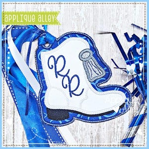 Może przedstawiać: Biało-niebieska aplikacja buta kowbojskiego z wyhaftowanymi literami "RR". But jest obrysowany na niebiesko i ma dekoracyjny wzór. Obraz zawiera tekst "applique alley" i jest otoczony niebieskimi wstążkami.