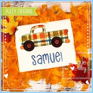 Peut inclure: Un design brodé sur tissu blanc représentant un camion de livraison à carreaux avec le nom "samuel" en dessous.