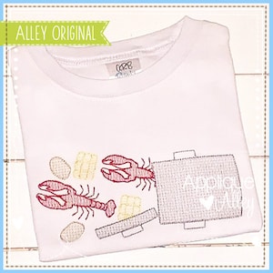 Puede incluir: Una camiseta blanca con un diseño bordado de dos langostas rojas, una olla y algunas patatas. El diseño es de estilo rústico e incluye el texto "Alley Original".