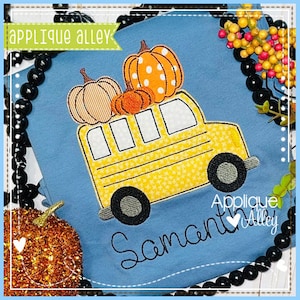 Puede incluir: Un autobús escolar amarillo con calabazas en la parte superior. El autobús tiene un contorno negro y está lleno de pequeñas estrellas amarillas. El texto "Applique Alley" está en la esquina superior izquierda de la imagen. El texto "Samantha" está en la esquina inferior derecha de la imagen.