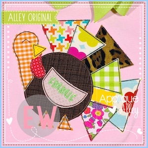 Puede incluir: Un diseño de aplique colorido con un pavo con un cuerpo marrón y varias plumas triangulares estampadas. El diseño incluye el texto "Alley Original" y "Applique Alley" sobre un fondo rosa.