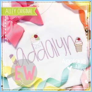 Puede incluir: Una camiseta blanca con el nombre "Addalyn" bordado en letra cursiva morada. El nombre está flanqueado por una paleta de hielo rosa y amarilla a la izquierda y un cupcake rosa y blanco con una cereza en la parte superior a la derecha. La camiseta está decorada con un lazo rosa y cintas de colores.