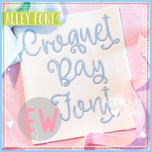 Puede incluir: Un diseño de fuente bordada en azul claro sobre un fondo blanco. El texto dice "Croquet Bay Font" en un estilo cursivo. El diseño incluye una pancarta verde que dice "Alley Font".