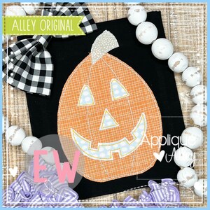 Puede incluir: Una aplicación de calabaza naranja con una cara sonriente, detalles de lunares azules y costuras doradas, sobre un fondo negro. El texto "Alley Original" es visible. Un lazo a cuadros blanco y negro está en la esquina superior izquierda.