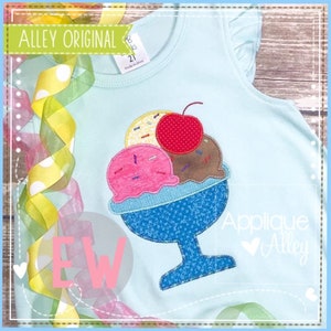 Puede incluir: Una camisa azul claro sin mangas con una aplicación colorida de un helado. La aplicación está hecha de tela y tiene una cereza en la parte superior. La camisa tiene el texto "Alley Original" y "Applique Alley".