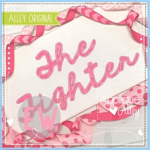 Könnte beinhalten: Rosa und weiße Stickerei auf weißem Stoffhintergrund. Das Design sagt "She Fighter" in einer kursivschrift. Das Design ist umgeben von rosa Band mit weißen Punkten und rosa Band mit weißen Chevron-Mustern.