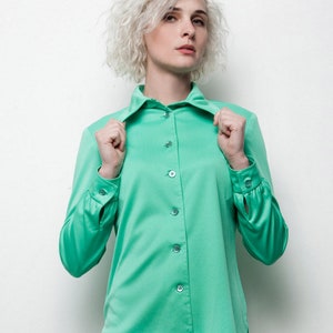 green polyester shirt vintage 70s pointy collar top long sleeves M MEDIUM image 1