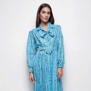 Vintage des années 1970 ascot arc shirtdress mod bleu rayures impression grand L manches longues au genou longueur image 2