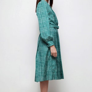 shirtwaist dress green houndstooth plaid polyester pleated vintage 70s LARGE L long sleeves image 3