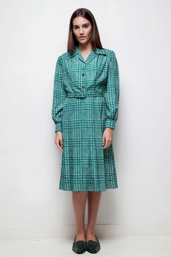 shirtwaist dress green houndstooth plaid polyester pleated vintage 70s LARGE L long sleeves shirtwaist dress green houndstooth plaid polyester pleated vintage 70s LARGE L long sleeves