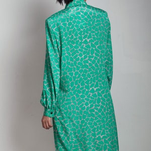 vintage 70s secretary shirt dress slinky damask green abstract print pockets shoulder pads long sleeves ONE SIZE S M L small medium large image 4