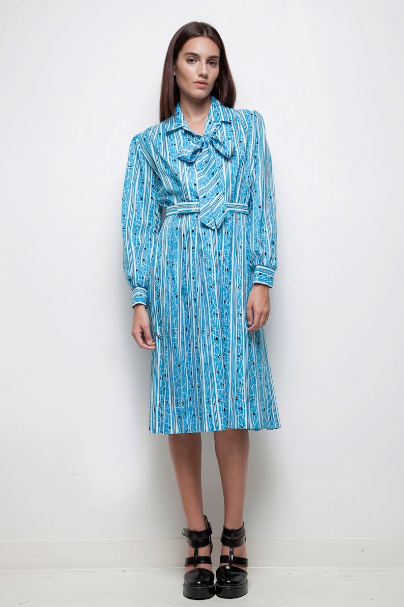 Vintage des années 1970 ascot arc shirtdress mod bleu rayures impression grand L manches longues au genou longueur image 2