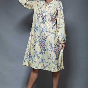 plus size XL 1X vintage 70s day dress cream yellow floral print tied neck long sleeves polyester knit image 2