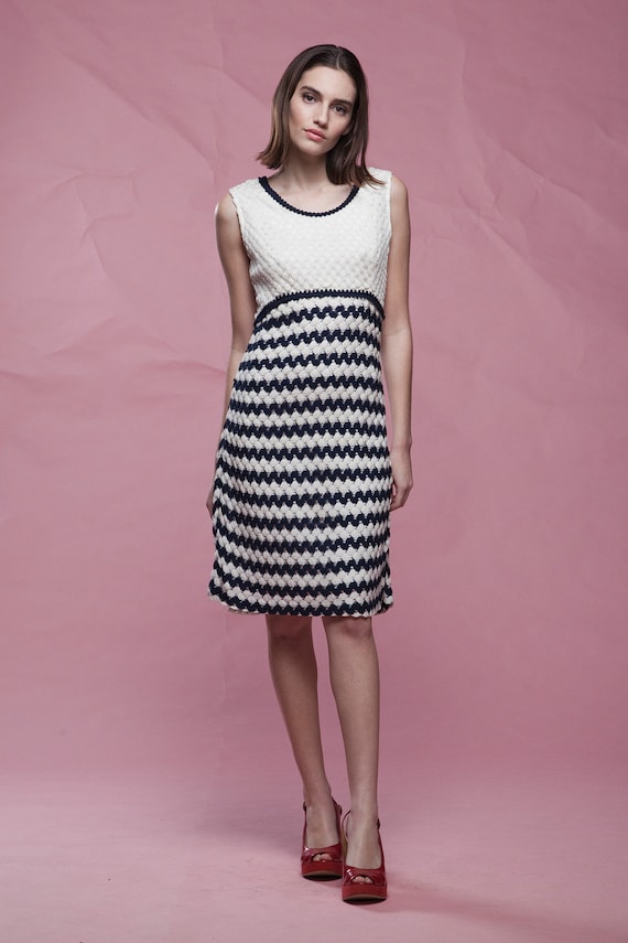 crochet eyelet dress sleeveless White navy blue a-line vintage 60s MEDIUM M