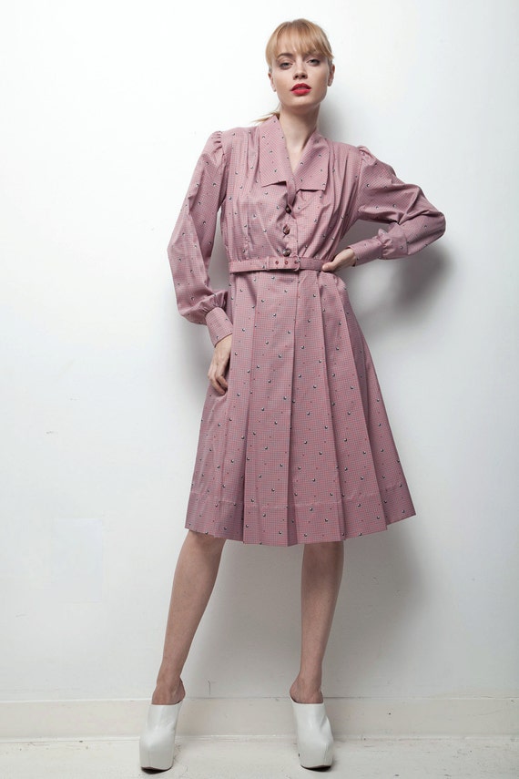 pink shirtwaist dress 70s Does 50s Shirtwaist Dress Gray Pink Checked Plaid Pleated Long Sleeves  LARGE L