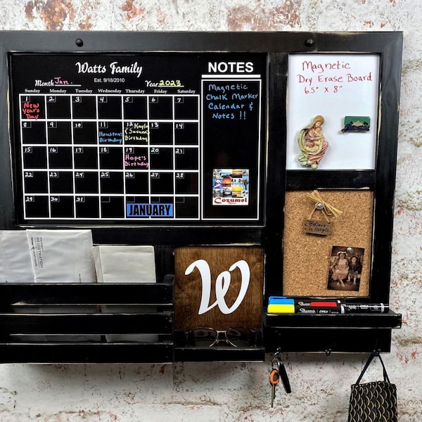 Organizador todo en uno con calendario magnético personalizado y pizarra blanca: incluye tablero de corcho, soporte para correo, estantes y 3 ganchos para llaves.