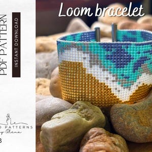 Könnte beinhalten: Ein gewebtes Armband mit einem geometrischen Muster in Gold, Türkis, Blau und Weiß. Das Armband wird auf Steinen präsentiert. Der Text "Loom bracelet" steht oben. Der Text "PDF Pattern" und "Instant Download" ist ebenfalls sichtbar.