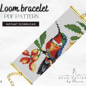 Puede incluir: Un patrón PDF de pulsera de telar con un diseño de pájaro colorido. La pulsera presenta un fondo blanco con un patrón de cuadrícula, detalles metálicos dorados y un cierre. El texto "Loom bracelet PDF PATTERN" está en la parte superior.