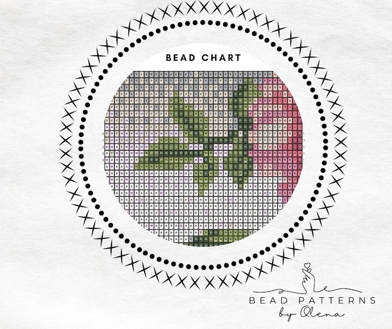 K&ouml;nnte beinhalten: Ein Perlen-Diagramm mit einem floralen Design, das eine rosa Blume mit gr&uuml;nen Bl&auml;ttern zeigt. Das Diagramm ist mit "Bead Chart" und "Bead Patterns by Alena" beschriftet.