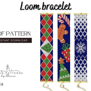 Könnte beinhalten: Drei Webarmbänder mit weihnachtlichen Mustern. Eines zeigt rot-grüne Rauten mit einem Weihnachtsbaum, ein anderes einen Lebkuchenmann und Geschenke, und das letzte ein Schneeflocken-Design. Der Text "Loom bracelet" steht oben.