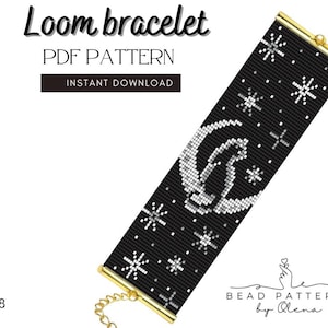 Op de afbeelding: Zwart loomarmband met een wit maan- en sneeuwvlokontwerp. De armband heeft goudkleurige sluitingen en een ketting. De tekst "Loom bracelet PDF PATTERN INSTANT DOWNLOAD" staat bovenaan de afbeelding.