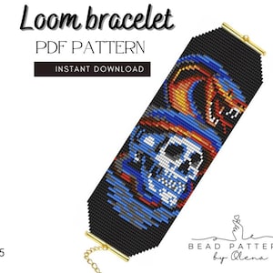 Peut inclure: Bracelet de métier à tisser noir avec un motif de crâne et de serpent. Le bracelet est doté d'un fermoir et d'une chaîne dorés. Le texte "Loom bracelet PDF pattern instant download" est en haut. Le motif comprend des couleurs bleues, oranges et blanches.