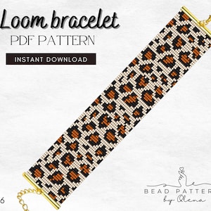 Op de afbeelding: Een loom armband met een luipaardprint. De armband is gemaakt van kleine kralen in zwart, bruin en crème kleuren. De tekst "Loom bracelet PDF PATTERN" en "INSTANT DOWNLOAD" zijn zichtbaar. Goudkleurige sluitingen en ketting maken het ontwerp af.